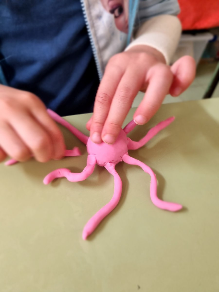 multicellgenome's tweet photo. Rosana sparked creativity with 6-year-olds for #11F, asking them to envision the first animal. The imaginative responses, remarkably similar to #Capsaspora ๐, highlight the fresh and unbiased perspective of young minds! #WomenInScience #ChildsViewOnEvolution ๐งฌ๐จ https://t.co/ewiY0B9hYI