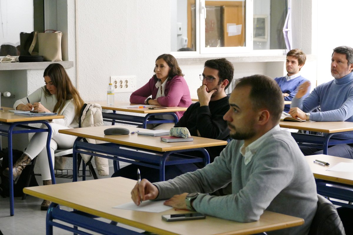 GradoInmoUPM's tweet photo. «Controla tu destino o alguien lo hará por ti» - Juan Fernández-Aceytuno, Consejero de Grupo Gmp, ayer en el aula de Grado Inmobiliario. 🤔

Durante la conferencia ofrecida a los estudiantes, abordó la cuestión de la #sostenibilidad en el sector inmobiliario. https://t.co/qwtIdWZ79W