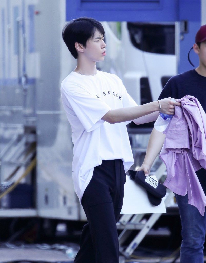 DOYOUNGTEN96's tweet photo. โดยองยื่นเสื้อรอบที่สิบล้าน https://t.co/CryMQ5dTmc