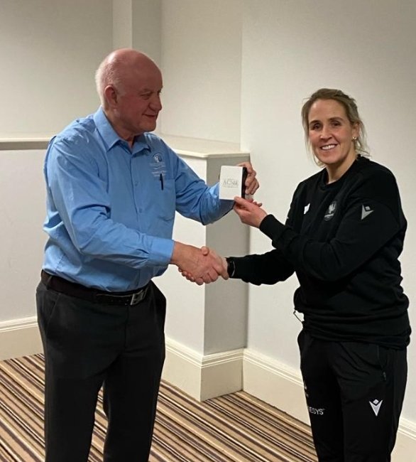 connachtreferee's tweet photo. 60+ members turned out to welcome our new Referee Development Manager @JoyNevilleRef to the ARCB last evening.
Discussions around Game Mgmt, Tech Zones & High Tackles led to some excellent conversation.
Joy is pic'd with ARCB President Des Roche
#SpiritofRugby
#Respectthereferee https://t.co/33BI9d3l4V