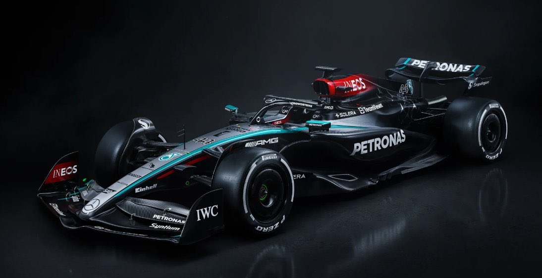 LewisHamArg44's tweet photo. Mercedes acaba de mostrar el mejor diseño en su historia en un año importantísimo para ellos. Gran homenaje a Lewis Hamilton que muestra los colores con los que Lewis supo ser campeón. The last dance.🐐🇬🇧 https://t.co/9790IXhwJm