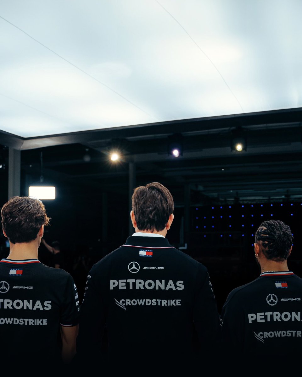 LewisHamArg44's tweet photo. Mercedes acaba de mostrar el mejor diseño en su historia en un año importantísimo para ellos. Gran homenaje a Lewis Hamilton que muestra los colores con los que Lewis supo ser campeón. The last dance.🐐🇬🇧 https://t.co/9790IXhwJm