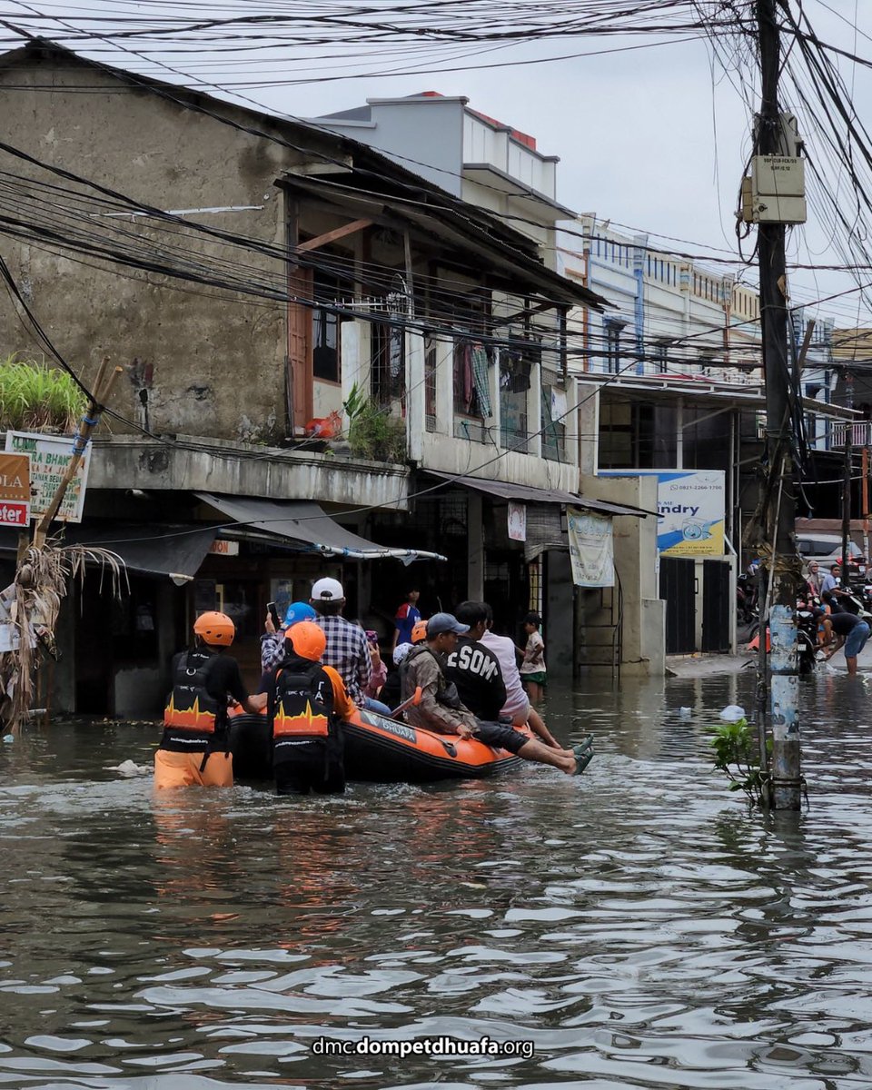 dmcddofficial's tweet photo. Tim DMC Dompet Dhuafa membantu evakuasi warga yang terdampak banjir di Larangan Utara, Ciledug, Kota Tangerang, Rabu (14/2).
#evakuasi #banjir #ciledug #infociledug #dmcdompetdhuafa #berdayahadapibencana https://t.co/Nkt8uvqJY1