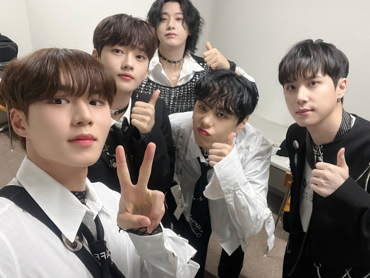 WEi_Official_JP's tweet photo. RUiと一緒にして1109倍 甘かったFAKE LOVE初リリース💙💜 特別なバレンタインデーを作ってくれてありがとう🍫

#위아이 #WEi #ウィーアイ
#WAVE #THE_WAVE https://t.co/E4OqfzEEWE