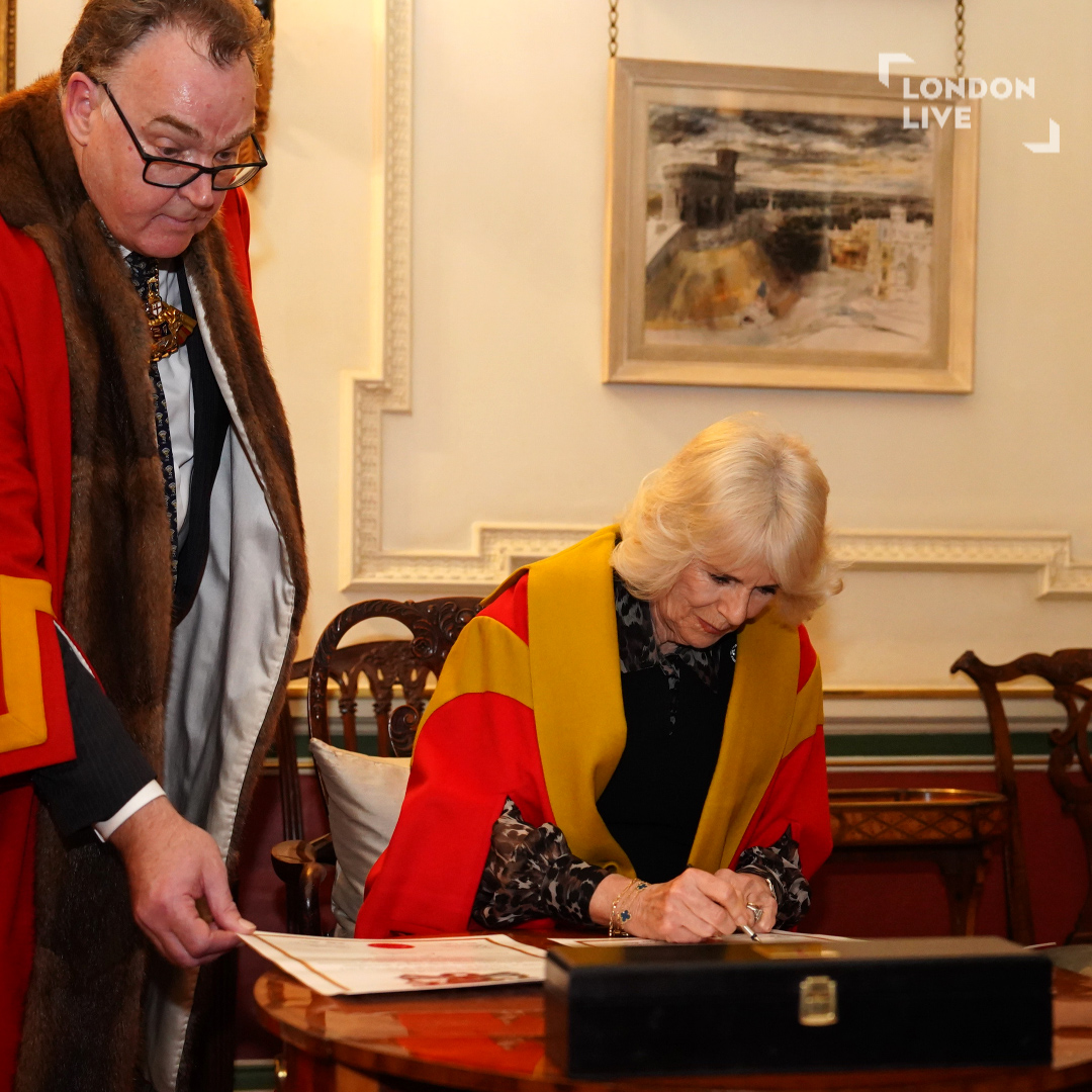 LondonLive's tweet image. The Queen’s love of fans has seen her become a member of a City of London livery company dedicated to their promotion.

#QueenCamilla was left fanning herself in delight after she was made an “Honorary Liveryman” of the Worshipful Company of Fan Makers and put on their robes