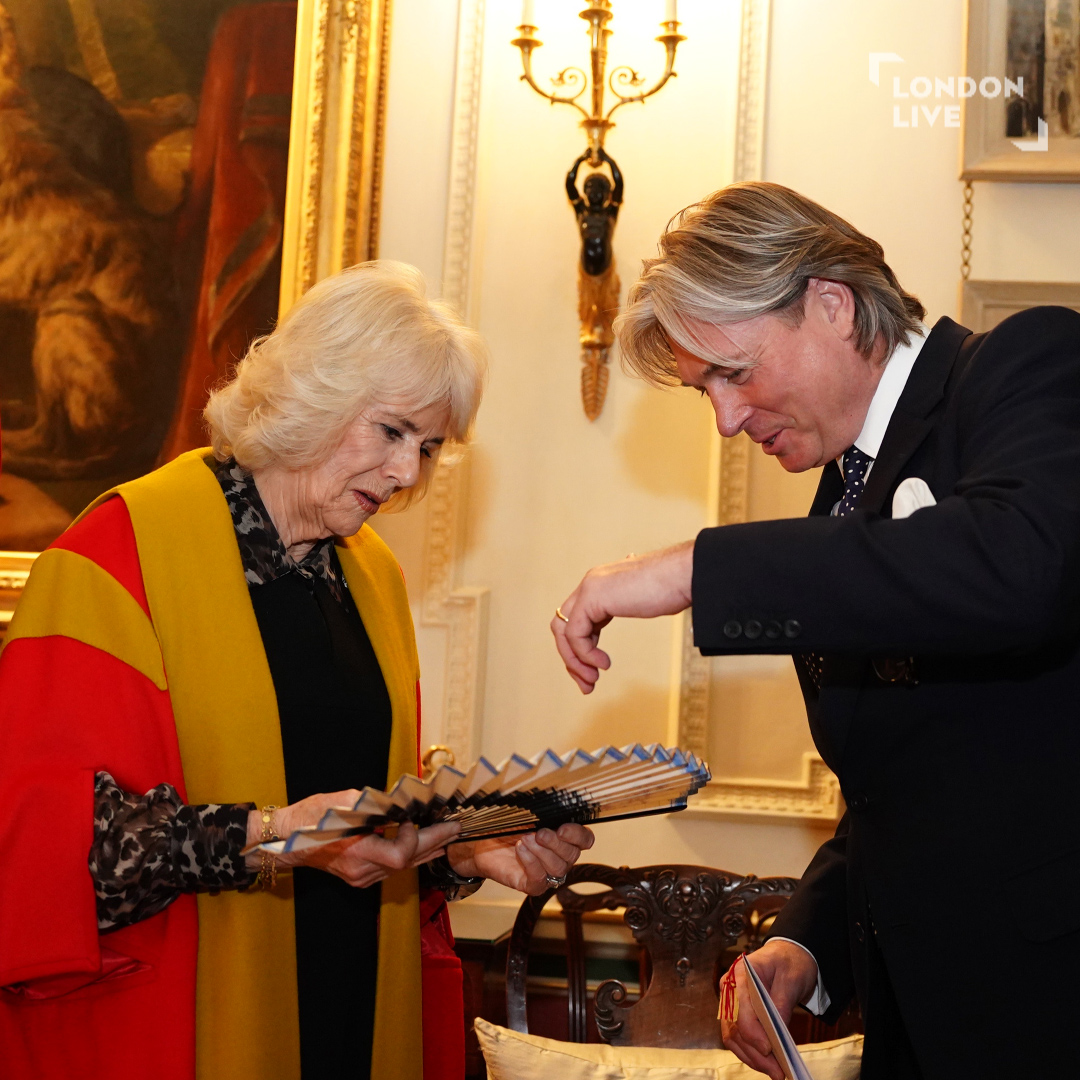 LondonLive's tweet image. The Queen’s love of fans has seen her become a member of a City of London livery company dedicated to their promotion.

#QueenCamilla was left fanning herself in delight after she was made an “Honorary Liveryman” of the Worshipful Company of Fan Makers and put on their robes