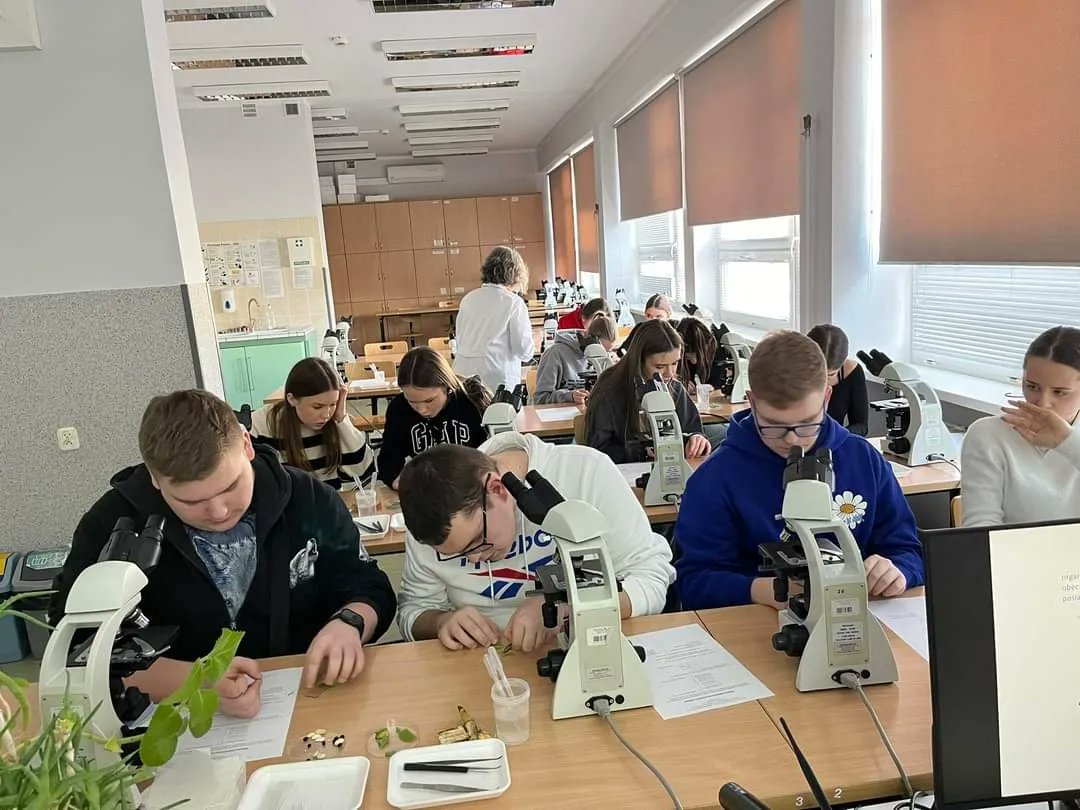 LMK_Wloclawek's tweet photo. Zakochaj się w biologii i chemii w LMK 💜🔎
Uczniowie klas biologiczno-chemicznych w naszej Szkole tracą głowy dla nauk przyrodniczych nie tylko w walentynki. 💘💔 https://t.co/A3pzZ7ZVjP