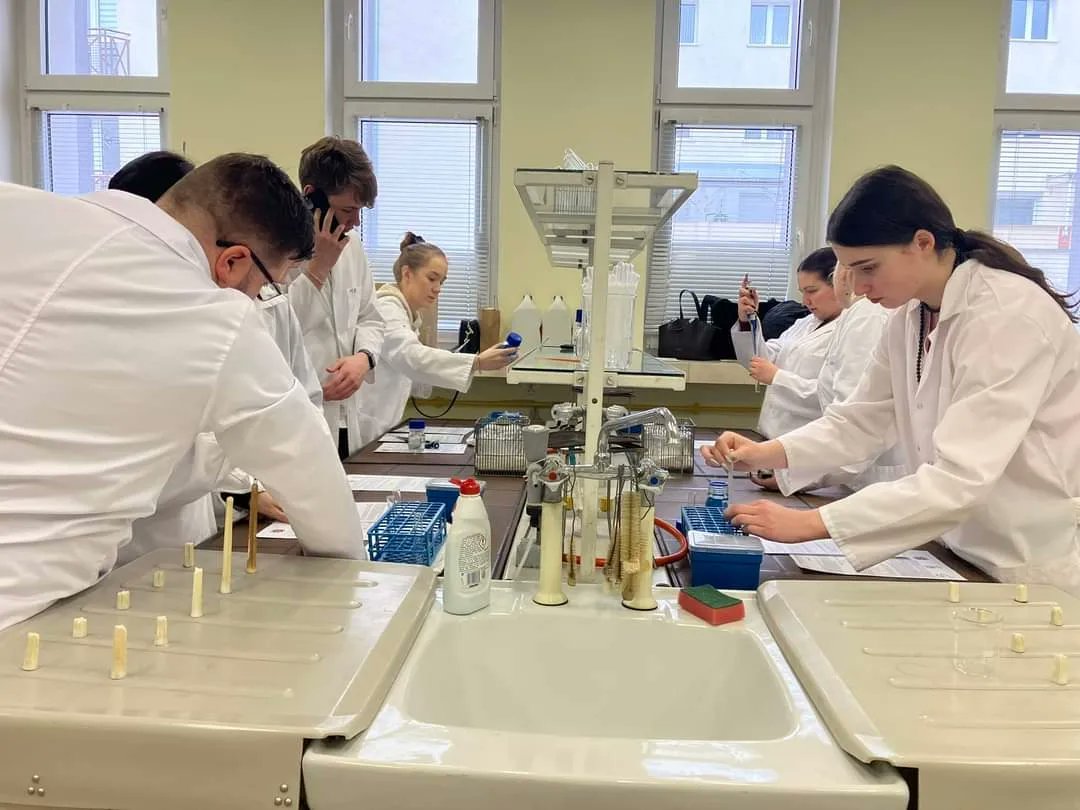 LMK_Wloclawek's tweet photo. Zakochaj się w biologii i chemii w LMK 💜🔎
Uczniowie klas biologiczno-chemicznych w naszej Szkole tracą głowy dla nauk przyrodniczych nie tylko w walentynki. 💘💔 https://t.co/A3pzZ7ZVjP