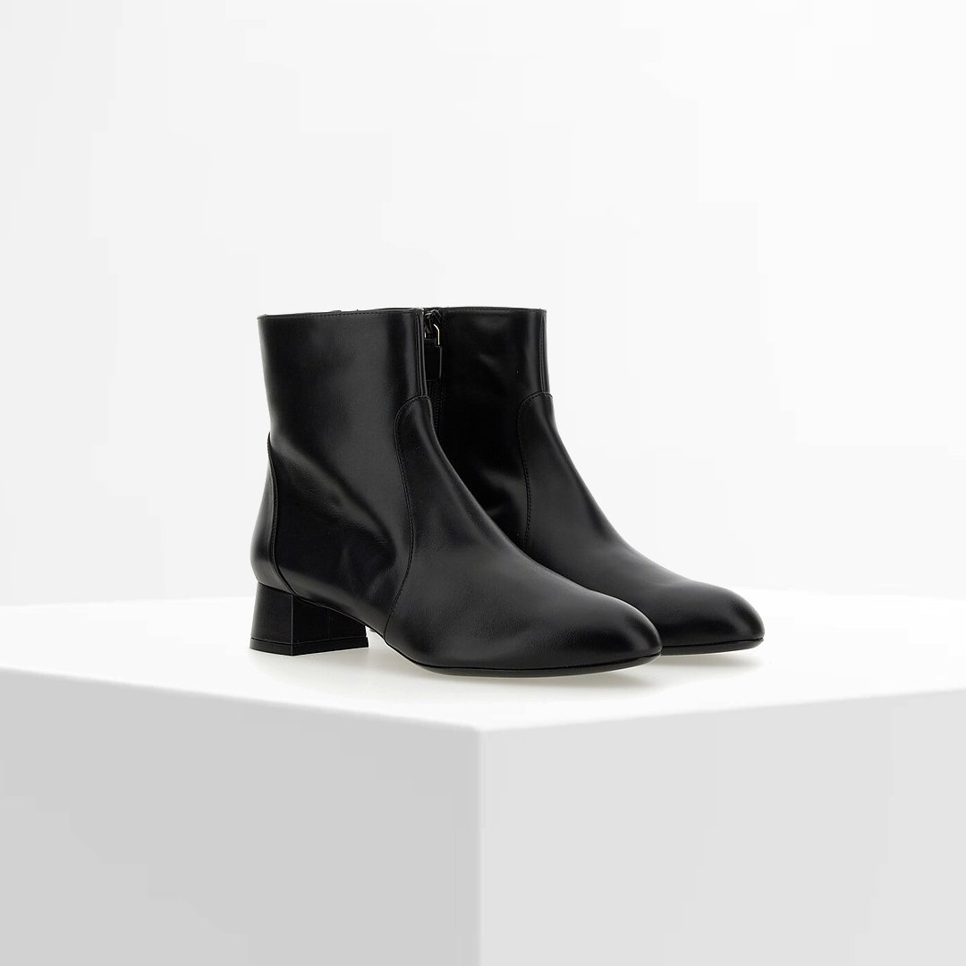 FORZIERI_COM's tweet photo. Empower your steps...with the Stuart Weitzman Vivienne boots.
https://t.co/oZaIez096o https://t.co/8Jp7BANslf