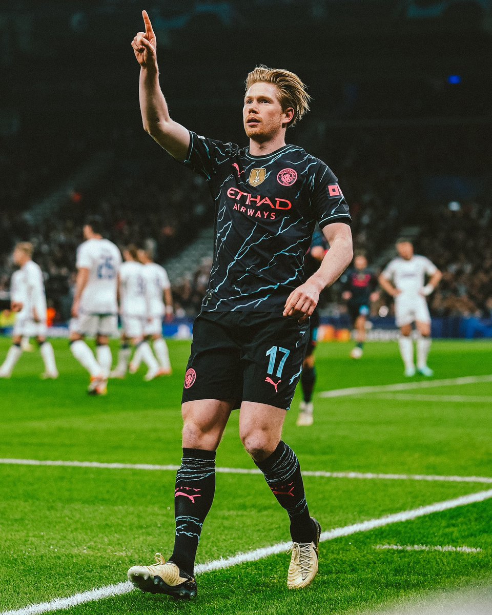 KevinDeBruyne's tweet photo. Lovely night in Copenhagen! 💙 https://t.co/zZMvkq8vRX