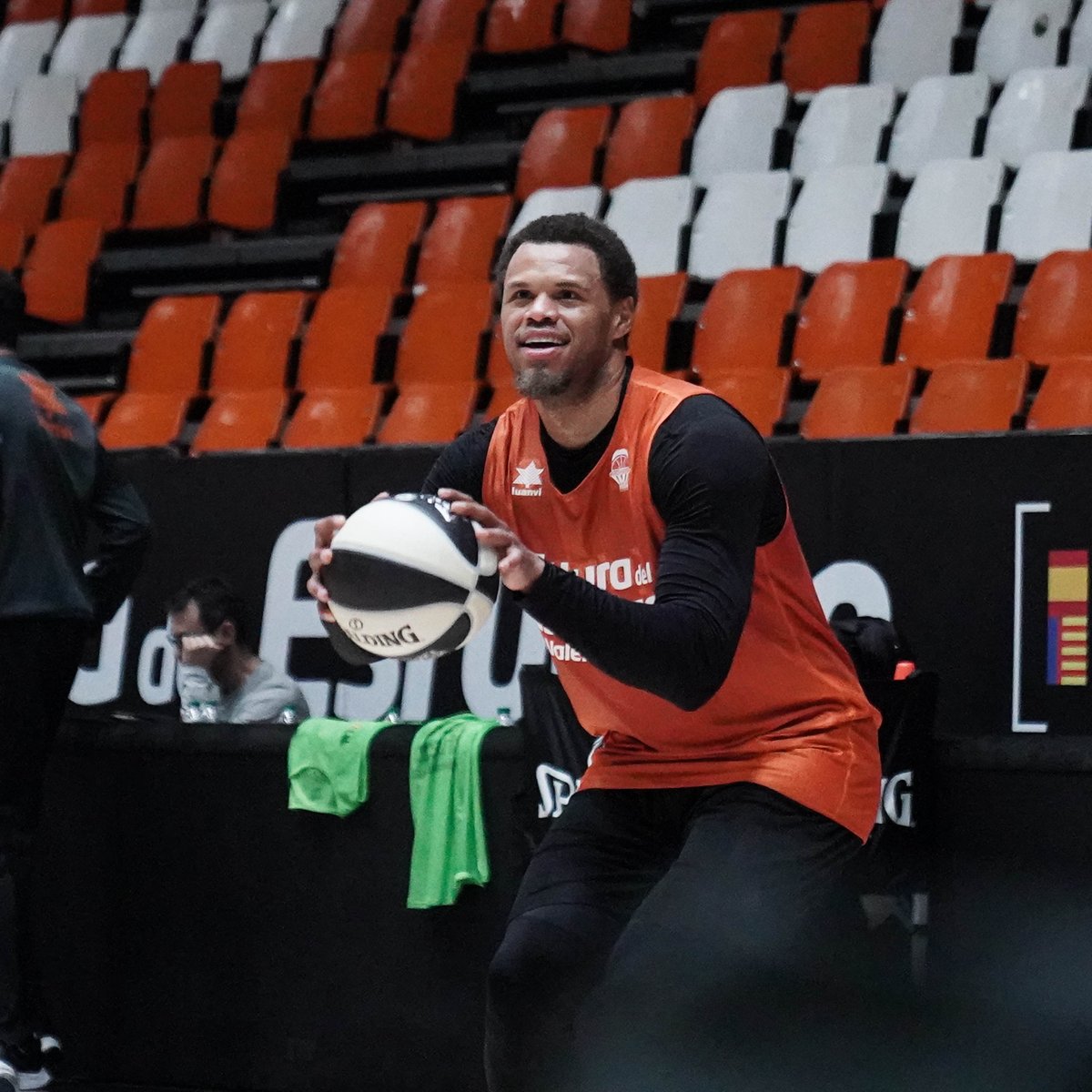 valenciabasket's tweet photo. 🏀💪 ¡Último entrene antes de poner rumbo a Málaga!

Modo #CopACB 🔛🏆

🏆 1/4 #CopaACB
✈️🆚 @GranCanariaCB
⏰ J-21h
📺 MDep
🤝 @bthetravelbrand https://t.co/sE39M9nGiK