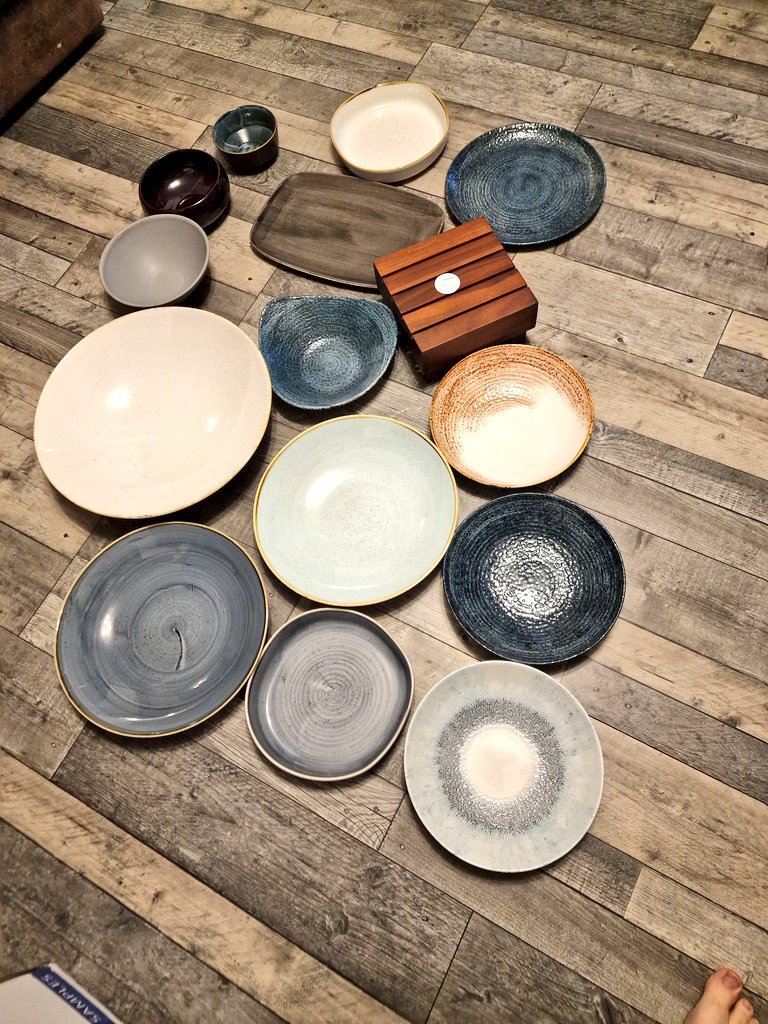 Nothing like a white box with blue writing, this can only mean one thing @churchill1795 presents #demos thanks <a href="/MattJBradley85/">Matthew Bradley</a> the number one. <a href="/HolroydHowe/">Holroyd Howe</a> <a href="/DanielCollier84/">Daniel Collier</a> <a href="/DamianBlake4/">Damian Blake</a>