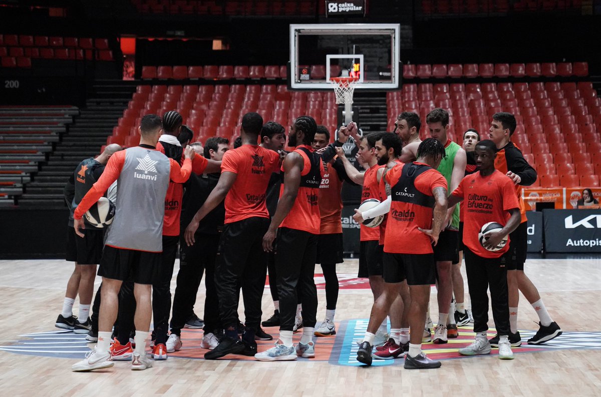 valenciabasket's tweet photo. 🏀💪 ¡Último entrene antes de poner rumbo a Málaga!

Modo #CopACB 🔛🏆

🏆 1/4 #CopaACB
✈️🆚 @GranCanariaCB
⏰ J-21h
📺 MDep
🤝 @bthetravelbrand https://t.co/sE39M9nGiK