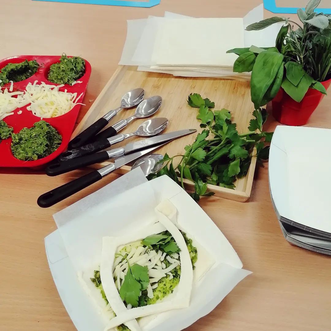 RHSHarlowCarr's tweet photo. ๐ท by @thecooksplacemalton: A celebration of herbs! Come and join the fun! We'll be making herb pizzas today at @rhsharlowcarr 11am-2pm in the learning centre!
#kitchengarden #kidsinthekitchen #kidscookingclass #foodies #thecooksplace #rhsharlowcarr https://t.co/oeckdpHCHK