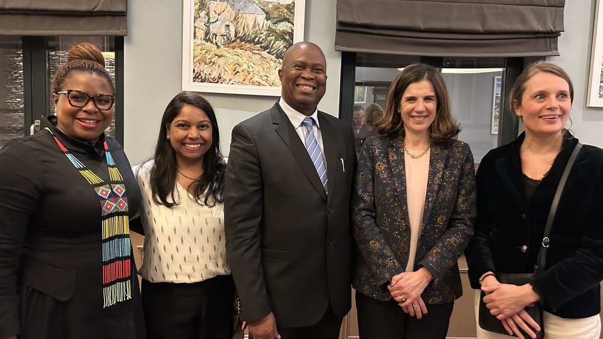 MariaCrisRusso's tweet image. Best wishes to Phil Mijwara Director General ⁦⁦@dsigovza⁩ &amp;amp; warmest 🙏also to his team ⁦@daandutoit⁩ for 🤩 cooperation on Research &amp;amp;Innovation -a real asset for 🇿🇦🇪🇺 relations ⁦@SandraKramerEU⁩
🙏 to ⁦⁦⁦⁦@AerapScience⁩ for the wonderful dinner