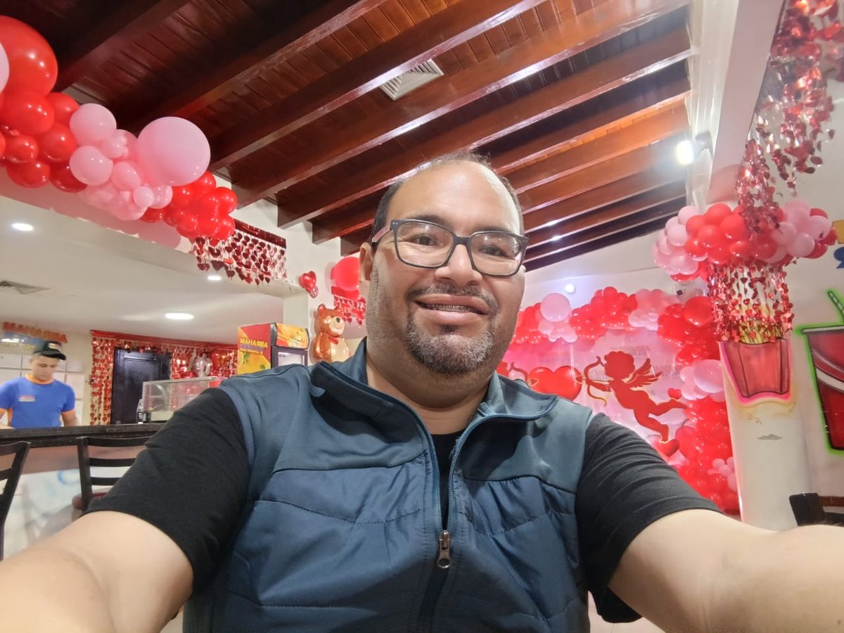 Hoy es un día para recordar lo importante que es ser amigo y servir a la humanidad como obra de vida. Pero también nos recuerda el amor y su inmensa fortaleza, esa que nutre nuestras vidas. Felicidades para tod@s