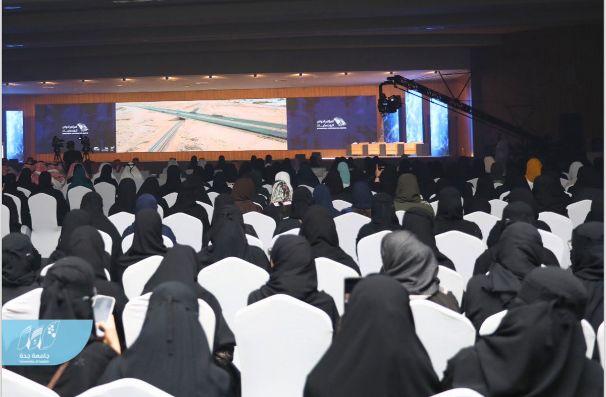 UOfjeddah's tweet photo. برعاية مستشار خادم الحرمين الشريفين أمير منطقة مكة المكرمة صاحب السمو الملكي الأمير خالد الفيصل.
 ووسط حضور مميز من الباحثين والمهتمين والطلاب والطالبات نظمت #جامعة_جدة اليوم #المؤتمر_الدولي_للوجستيات وذلك بحضور معالي رئيس الجامعة د.عدنان بن سالم الحميدان بمشاركة الهيئة العامة للنقل @Saudi_TGA وغرفة جدة @JeddahChamber ، وعدد من الباحثين في مجال اللوجستيات.