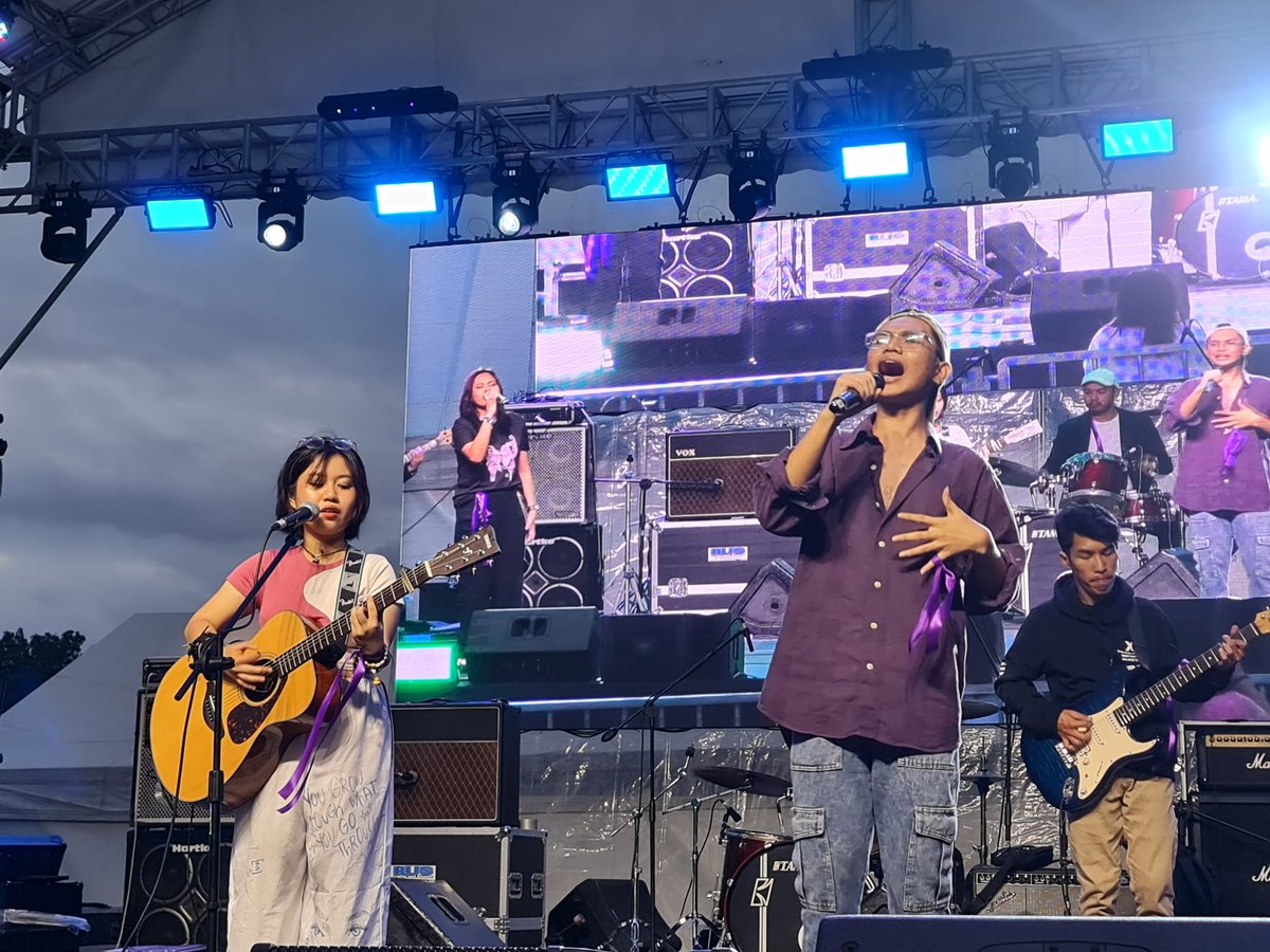 uplbperspective's tweet photo. Ang KOLUSTAT X HANBEAM ay kumanta tungkol sa kahirapan ng pagmamahal sa isang bilanggong mundo at pagtagpo sa sarili upang tumungo sa minimithiing ideyal kasama ng pagbabaliktad ng tatsulok. 

#UPLBFebFair2024 
#Daluyong2024 
#FF2024
#FF2024Day2 https://t.co/zsB1v3sgBg