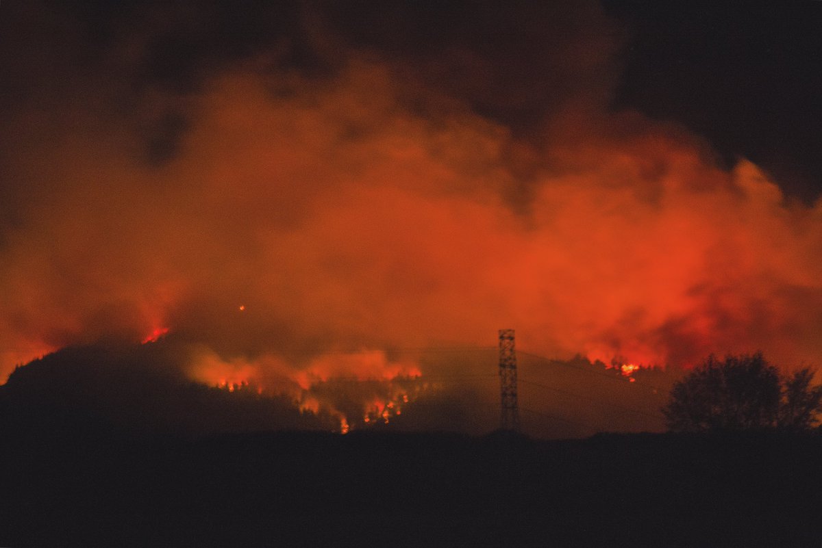 Samm467's tweet photo. The glow from the Port Hills fire tonight https://t.co/faTfs3EGEY