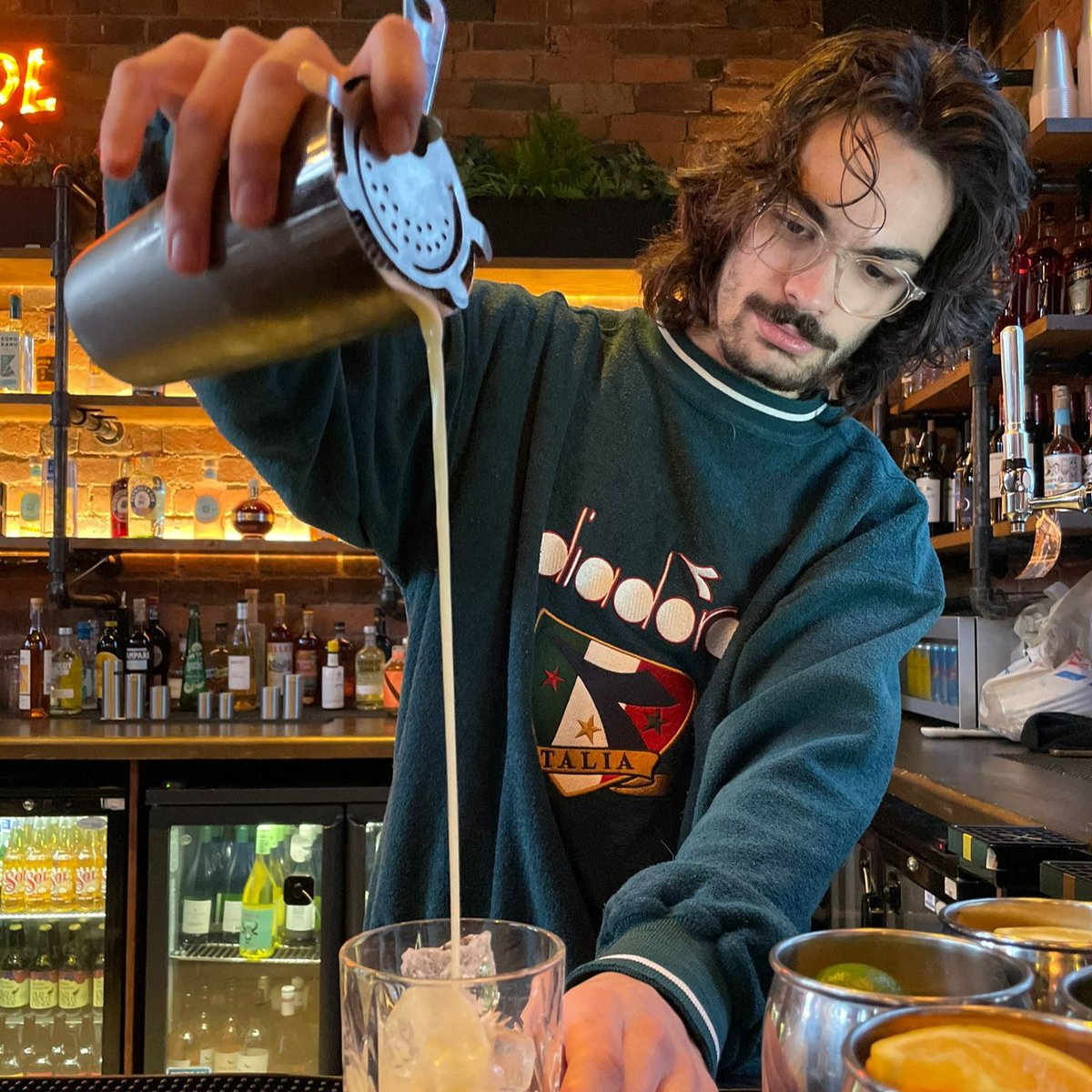 Button_Factory's tweet image. HAPPY VALENTINES DAY ❤️🎉

Looking for a last minute hotspot for your date night?🍷 Nothing says &apos;I Love You&apos; like a gorgeous dinner and a cheeky bottle of wine✨

We have limited walk ups available tonight, don&apos;t miss out lovebirds!