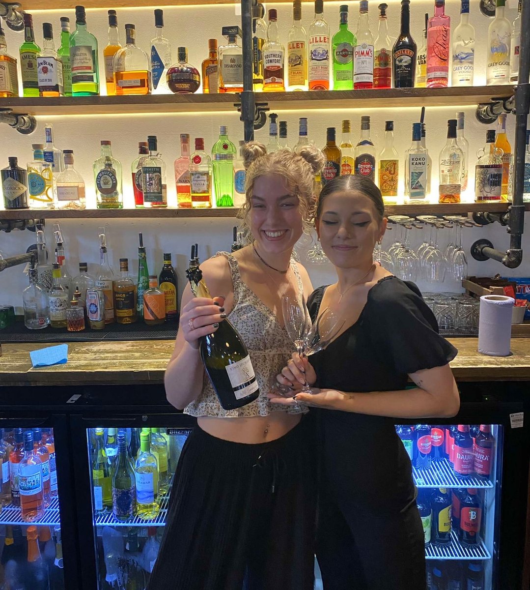 Button_Factory's tweet image. HAPPY VALENTINES DAY ❤️🎉

Looking for a last minute hotspot for your date night?🍷 Nothing says &apos;I Love You&apos; like a gorgeous dinner and a cheeky bottle of wine✨

We have limited walk ups available tonight, don&apos;t miss out lovebirds!