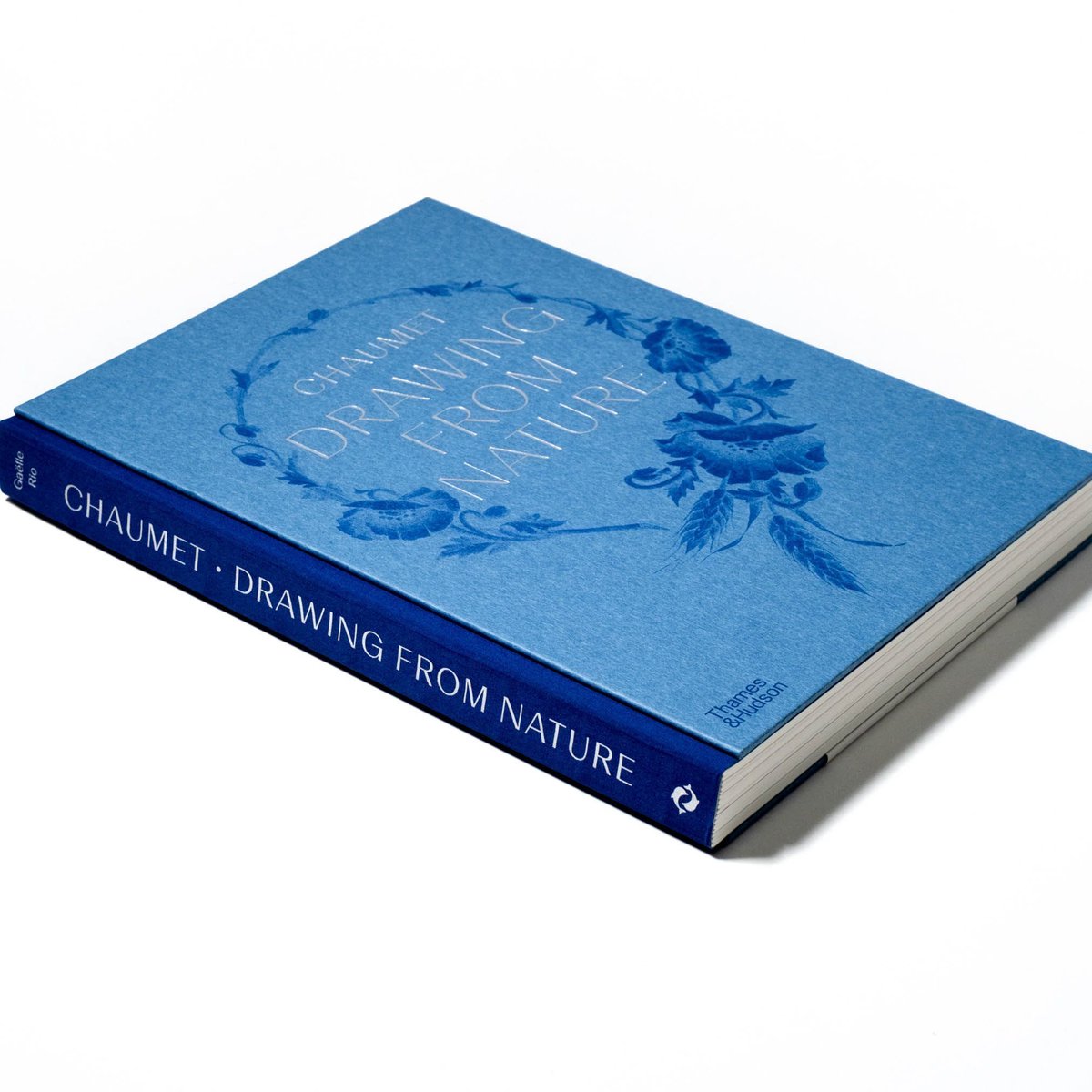 iskusstvo_shop's tweet photo. Chaumet Drawing from Nature

https://t.co/XgBKQmKNFw 

ナポレオン皇后ジョゼフィーヌの御用達ジュエラーとして著名なメゾン・ショーメ。本書は自然にインスパイアされたショーメのジュエラーたちが手がけたドローイングの数々を紹介します。 https://t.co/CHJCoi4eGu