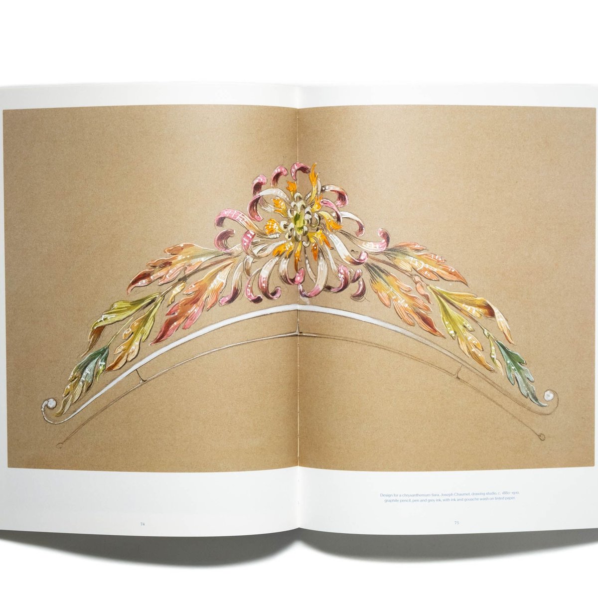 iskusstvo_shop's tweet photo. Chaumet Drawing from Nature

https://t.co/XgBKQmKNFw 

ナポレオン皇后ジョゼフィーヌの御用達ジュエラーとして著名なメゾン・ショーメ。本書は自然にインスパイアされたショーメのジュエラーたちが手がけたドローイングの数々を紹介します。 https://t.co/CHJCoi4eGu