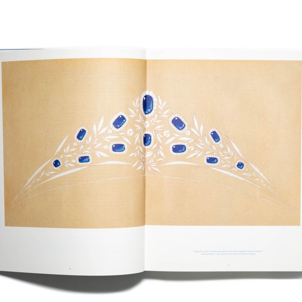 iskusstvo_shop's tweet photo. Chaumet Drawing from Nature

https://t.co/XgBKQmKNFw 

ナポレオン皇后ジョゼフィーヌの御用達ジュエラーとして著名なメゾン・ショーメ。本書は自然にインスパイアされたショーメのジュエラーたちが手がけたドローイングの数々を紹介します。 https://t.co/CHJCoi4eGu