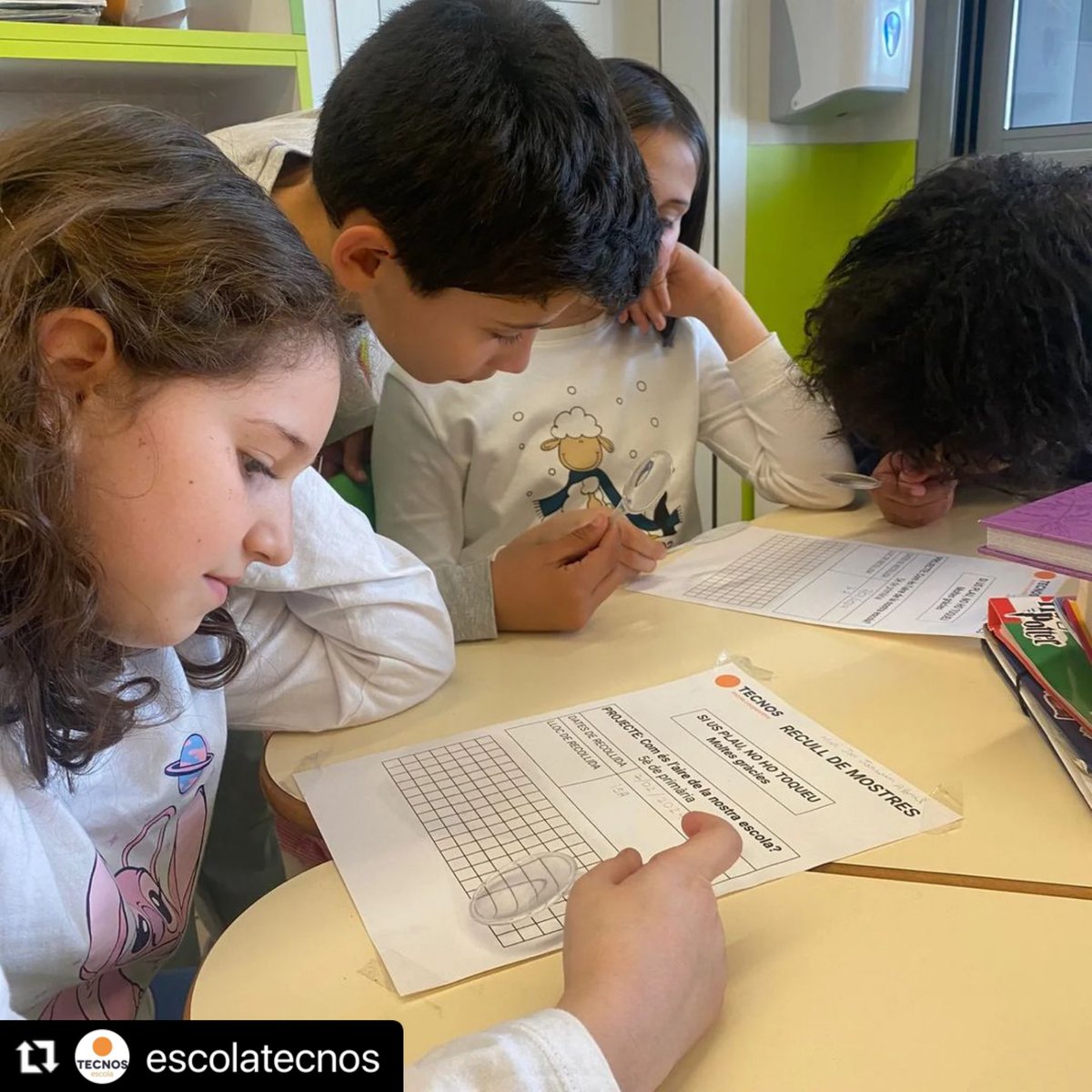 MULTIPLIERS_'s tweet photo. 5th grade students from @escolatecnos continue with activities from our #airpollution project! They analyzed collected samples to draw conclusions about the quality of the air they breathe at school #scienceeducation https://t.co/JTsqN3CVy2