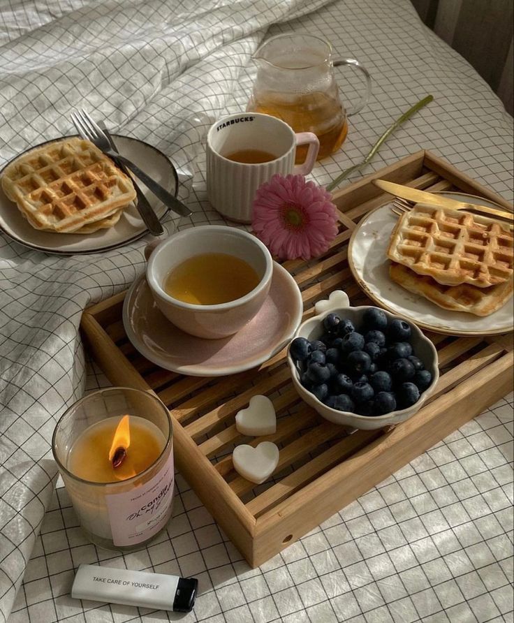 ——Se ha escabullido de la cama con sigilo para, un rato más tarde, aparecer con una bandeja. Se deja caer junto a <a href="/lucknIove/">𝐉𝐚𝐤𝐞 𝐏. 𝐊𝐚𝐡𝐚𝐥𝐞 — fc ! au</a> y besa su mejilla.——

¿Quieres ser mi San Valentín, chico guapo?