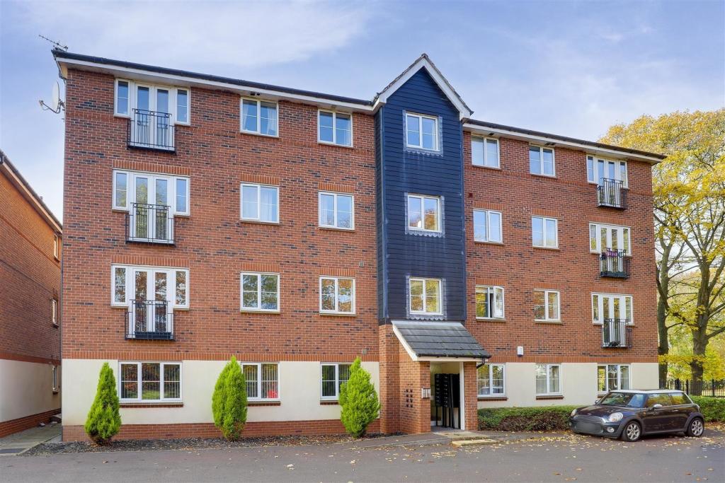 A two bedroom apartment boasting spacious rooms and modern interiors throughout - situated in a highly sought after location just a stone's throw away from West Bridgford!
Contact us now, this property won't be available for long! 
#nottingham #property #westbridgford #lettings