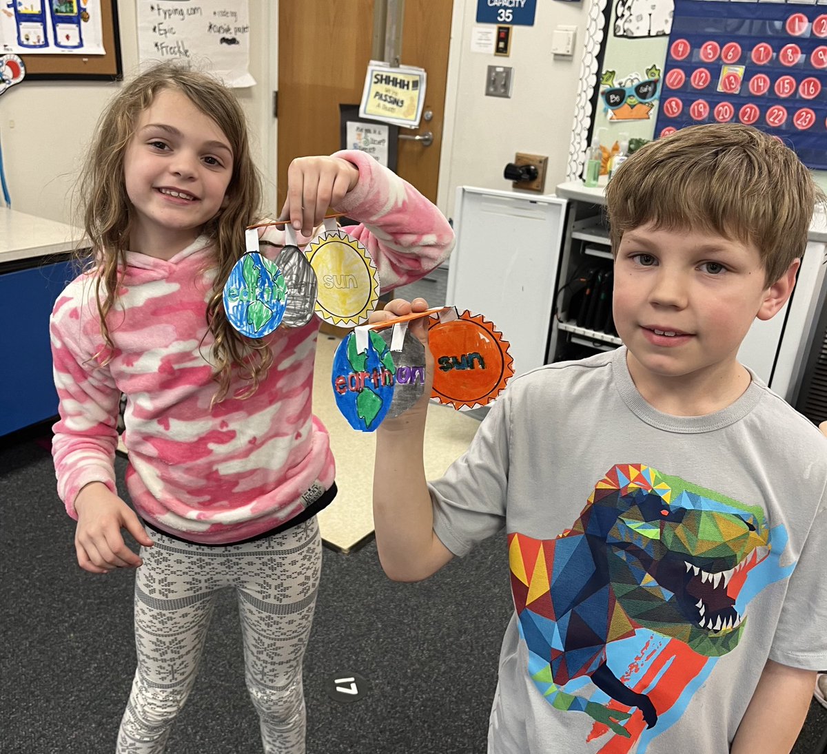 awlswa's tweet image. Creating Models of the Solar Eclipse!  #STEAM @OSLN #RightToReadWeek 😎☀️📚