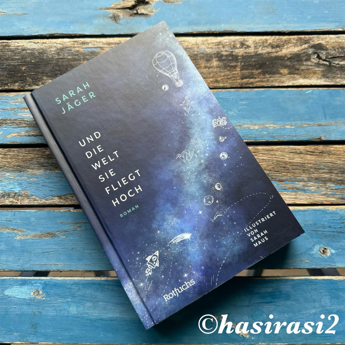 nichtohnebuch's tweet image. „𝐔𝐧𝐝 𝐝𝐢𝐞 𝐖𝐞𝐥𝐭, 𝐬𝐢𝐞 𝐟𝐥𝐢𝐞𝐠𝐭 𝐡𝐨𝐜𝐡“ ist ein einfühlsames Buch über 2 Jugendliche, die sich über einen Chat anfreunden. Doch ein Geheimnis könnte alles wieder zerstören. Wunderschön illustriert. #werbung #rotfuchs @sfischerverlage  
nichtohnebuch.blogspot.com/2024/02/und-di…
