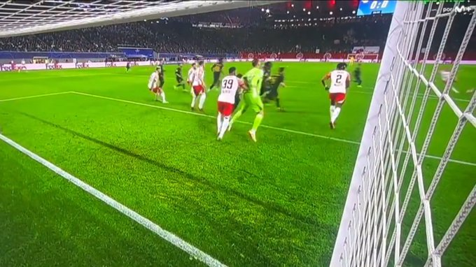 LigActu's tweet photo. 🚨✅ Pour l'UEFA, le but de Leipzig a été correctement et justement annulé

🗞️ @ArchivoVAR https://t.co/VY1CFHdHLQ
