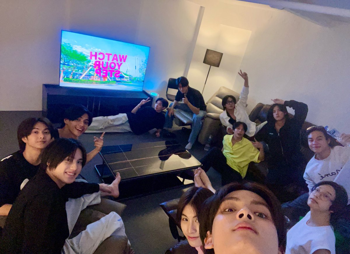 pakkajin's tweet photo. เมื่อไหร่ทุกคนจะเชิญจั๋งเข้าไลน์กลุ่ม
#JUNGT 
#BUS_WATCHYOURSTEP_MV https://t.co/y6GiYGpGqP
