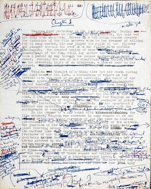 HistoriasLitera's tweet photo. En 1988 muere a los 50 años Raymond Carver.

Diez años después de su muerte, D. T. Max, un periodista de The New York Time Magazine, decide investigar un rumor que circulaba hacía años: que los cuentos de Carver estaban escritos en verdad por su editor, Gordon Lish.

Para la investigación viaja a Bloomington, en Indiana, a una biblioteca a la que Lish le había vendido la correspondencia y los originales de Carver escritos a máquina con todas las correcciones.

Revisando los documentos, Max nota que debajo de las correcciones aún se puede ver el texto original. Así descubre que en "De qué hablamos cuando hablamos de amor" Lish redujo el número de cuentos, cortó a la mitad el número de palabras, suprimió personajes, cambió títulos y reescribió los finales de 10 de los 13 cuentos del libro. Incluso, originalmente el nombre del libro no era ese, sino "Principiantes".

Tras la revelación de Max se produjo un escándalo. Mucha gente tildó de traidor a Lish, mientras que otros le agradecieron haber "inventado el estilo Carver".
En una entrevista en 2015 para The Guardian, Lish aseguró que si él no hubiese editado a Carver, nadie le habría prestado atención.

Es difícil saber cuánto influyó Lish en Carver. Lo cierto es que el escritor decidió alejarse del editor y en 1983 publicó "Catedral" y en 1988 "Tres rosas amarillas", dos de sus mejores libros.

En 2009 la editorial Anagrama publicó "Principiantes", la versión original de "De qué hablamos cuando hablamos de amor" sin los cambios de Lish.