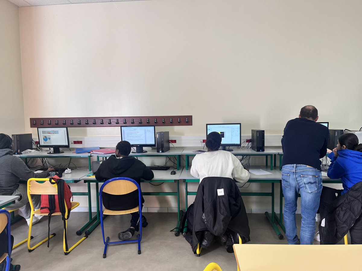 Sahar_ZB_'s tweet photo. Depuis 3 jours les élèves de 3ème participent à l’école ouverte au @ClgMagellan. Au programme : renforcement des savoirs fondamentaux, sentiment de réussite et confiance en soi. @acversailles https://t.co/uLJIk2EdSj
