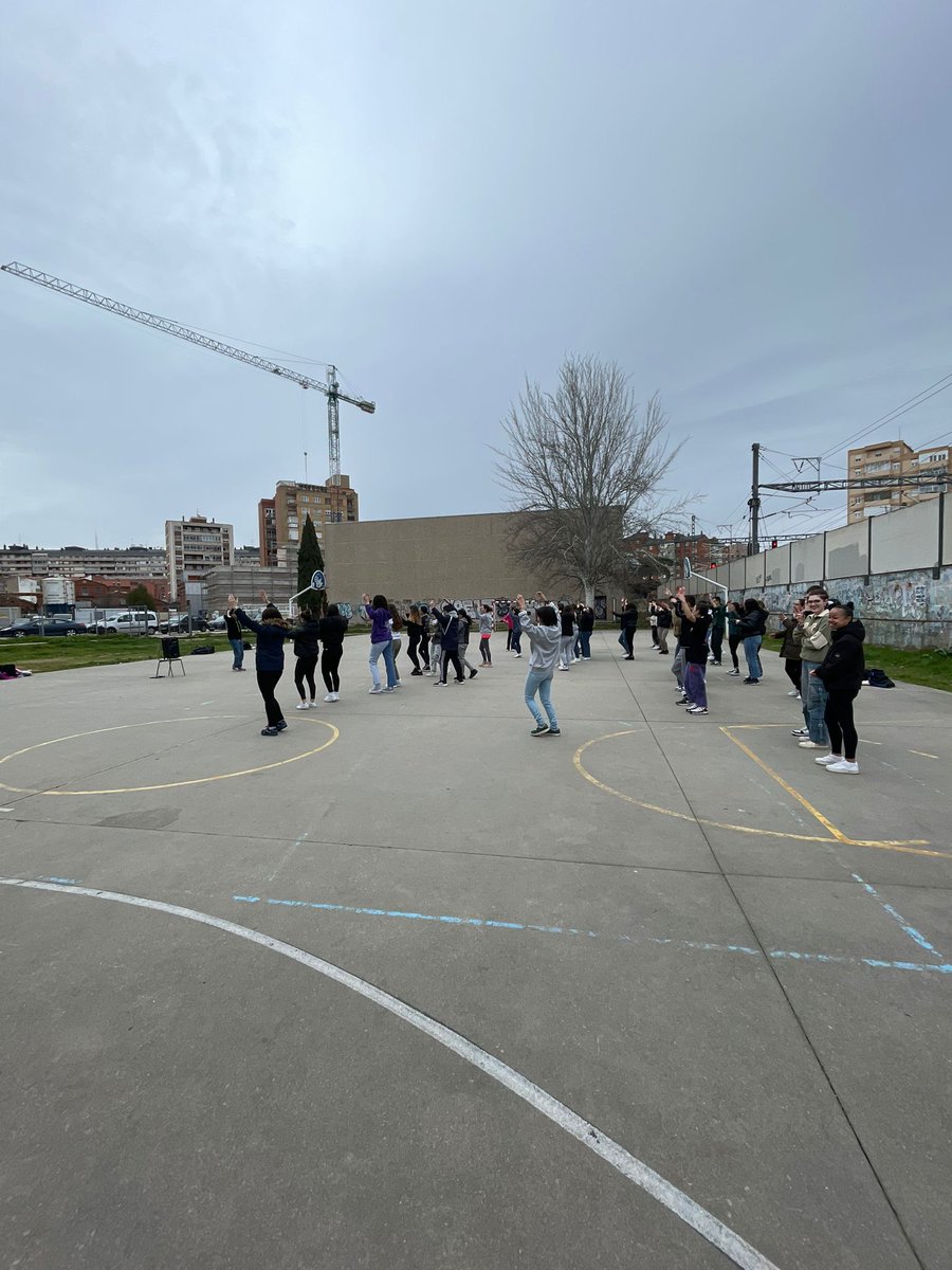 gregorioferva's tweet photo. CONVIVIR:coexistir en armonía(R.A.E) ¡Y eso es lo que hicimos todas las clases de atención a personas en situación de dependencia el pasado jueves! Relacionarnos,aprender visitando centros de nuestro perfil y pasarlo bien. #ConvivenciaGF #APSD_GF #educacioninnovadoraGF https://t.co/NFj95DGJyw