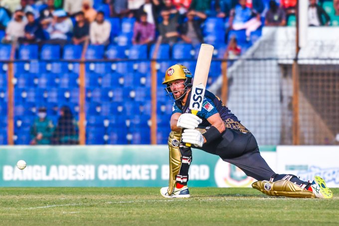 A lone warrior for Dhaka 👏 📹 Credits: Twitter/DurdantoDhaka