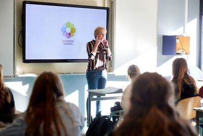 12% van jongeren in Nederland heeft last van #gehoorverlies. Volgens expert Lisanne de Regt stapelt #gehoorschade zich langzaam op. Lees verder: buff.ly/3HtYqS0.
#GezondeSchool #gehoor

<a href="/VeiligheidNL/">VeiligheidNL</a> @PO_Raad <a href="/VO_raad/">VO-raad</a> <a href="/MBORaad/">MBO Raad</a> <a href="/GGDGHORNL/">GGD GHOR Nederland</a> <a href="/rivm/">RIVM</a>