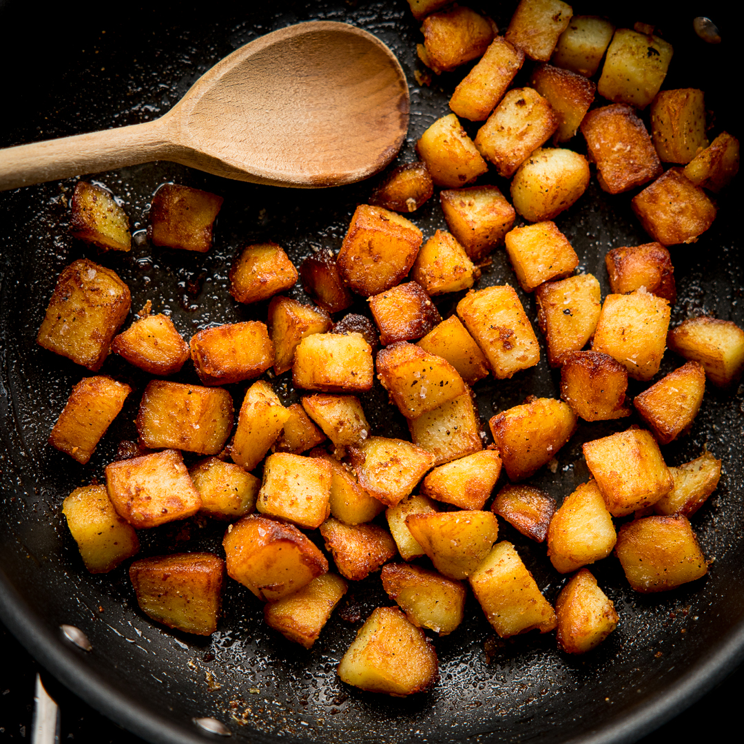Little cubes of seasoned crispy fried #potatoes with a fluffy interior and a hint of garlic. 
They are really great as a side dish for steak and fish, or creamy chicken dishes. 
The perfect potato side for a Valentine's Day meal.

⁠kitchensanctuary.com/sauteed-potato…
#KitchenSanctuary