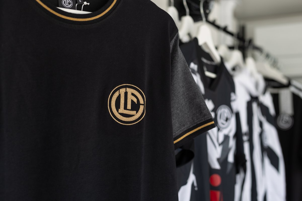 FCLugano1908's tweet photo. ⚪️⚫️ 𝐒𝐈𝐀𝐌𝐎 𝐀𝐏𝐄𝐑𝐓𝐈 ‼️ Oggi il nostro shop ufficiale allo stadio è aperto dalle 13:00 alle 18:00, ti aspettiamo a Cornaredo! 🏟️
#fclugano #lugano #FCL #Cornaredo #OfficialStore https://t.co/u1vvaIVhSn
