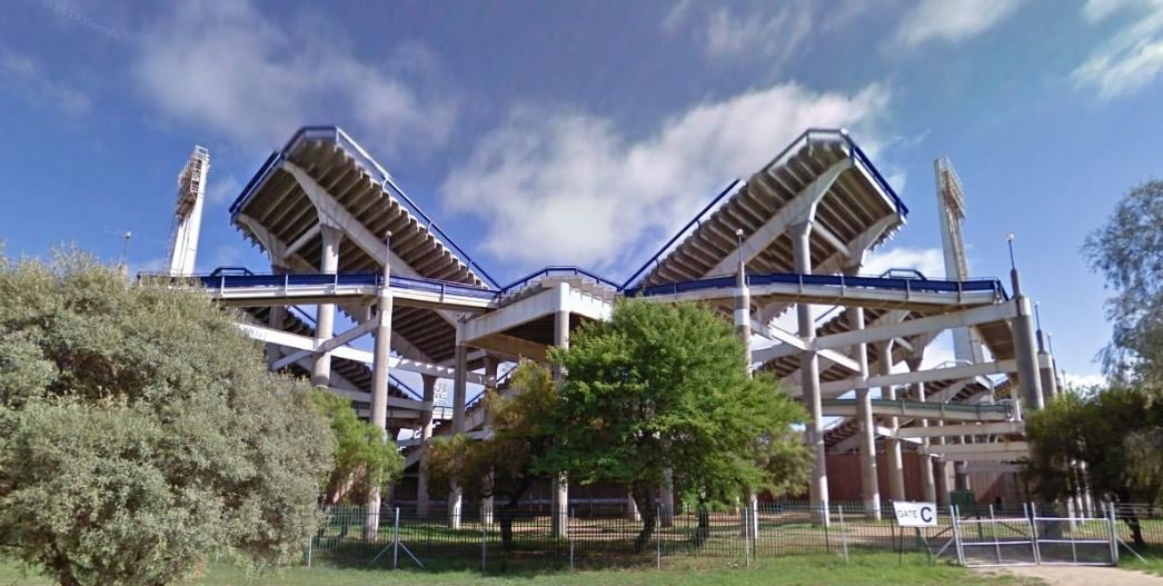 SweeperPod's tweet image. 𝗦𝘁𝗮𝗱𝗶𝘂𝗺 𝗦𝗽𝗼𝘁𝗹𝗶𝗴𝗵𝘁 🇿🇦

With elevated stands that do not face the pitch, the Mmabatho Stadium in South Africa is one of the most impractical designs in world football.

Fans at the 59,000-capacity venue must turn their heads to the side to watch the action.