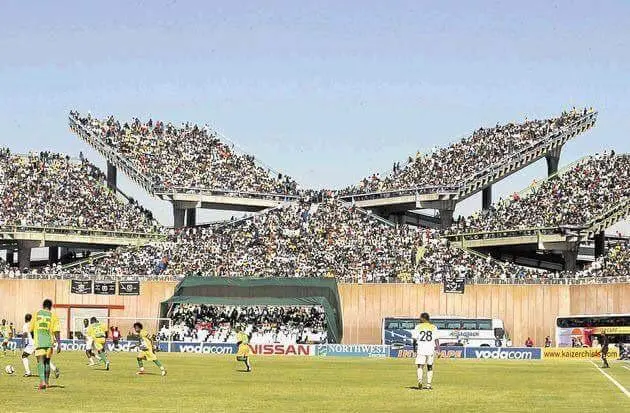SweeperPod's tweet image. 𝗦𝘁𝗮𝗱𝗶𝘂𝗺 𝗦𝗽𝗼𝘁𝗹𝗶𝗴𝗵𝘁 🇿🇦

With elevated stands that do not face the pitch, the Mmabatho Stadium in South Africa is one of the most impractical designs in world football.

Fans at the 59,000-capacity venue must turn their heads to the side to watch the action.