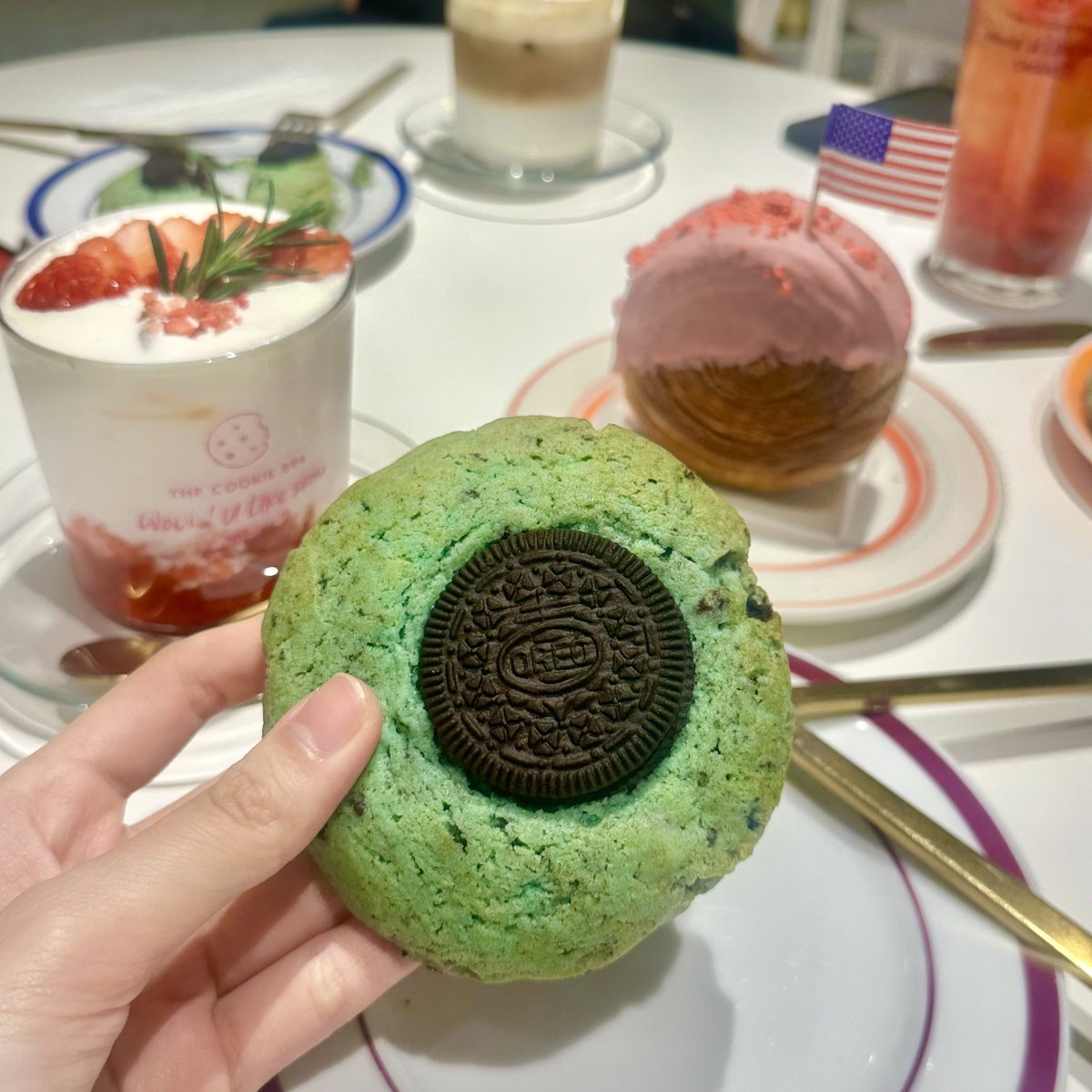 choco_mintk_'s tweet photo. 新大久保駅近くの『THE COOKIE 594』でミントオレオクッキー食べてきた🤤結構ミント感あって美味しいんだよなあ、 #チョコミント https://t.co/uOL1H44QHL