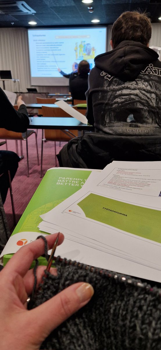 Tärkeän asian äärellä tänään, eli rengasturvallisuuskorttikoulutuksessa. Rengasalan työturvallisuusvaaroja mm. renkaan räjähdykset, melu, tärinä ja kemikaalit. Neulominen auttaa keskittymään 👌

#autonrengasliitto #tyoturvallisuuskeskus #teollisuusliitto #tyoturvallisuus