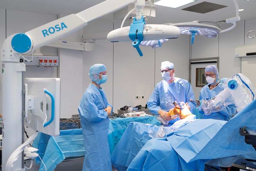 Twee orthopedische chirurgen van AZ Klina plaatsten in nog geen 2 jaar tijd 1000 knieprotheses met behulp van de ‘Rosa robot’. Een uitzonderlijke prestatie! En de resultaten zijn bijzonder goed: patiënten herstellen sneller en de knie voelt natuurlijker aan.