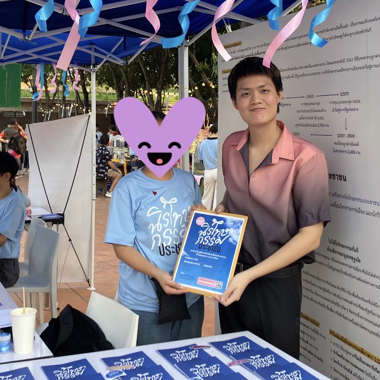 PrachaBar's tweet photo. ขอบคุณมิตรสหายทุกท่านที่ร่วมกันลงชื่อในแคมเปญ นิรโทษกรรมประชาชน พวกเราร้านประชาธิปไตยกินได้และร้านประชาบาร์ได้นำรายชื่อทั้งหมดส่งถึงมือ iLaw เรียบร้อยแล้ว
.

📌พิกัดร้าน https://t.co/hY5NbtzBwN 
(ชั้น 2 ร้านประชาธิปไตยกินได้

#นิรโทษกรรมประชาชน https://t.co/lNnA3Xe6g2