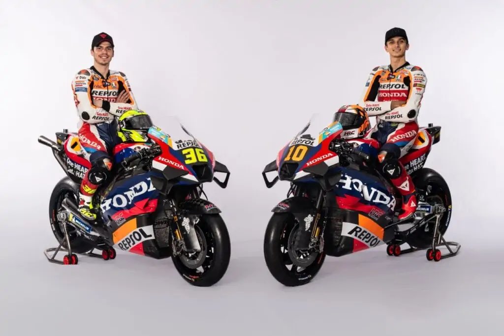 AntonioRamosGP's tweet photo. ¿Cuál es la nueva era del Repsol Honda?

New era of the Repsol Honda #MotoGP Team ? 

Léelo ya en @RacermediaE 

Read it now at https://t.co/IqOhZ0sg5F

https://t.co/rKvx2OIxsF https://t.co/BEADBoRE41