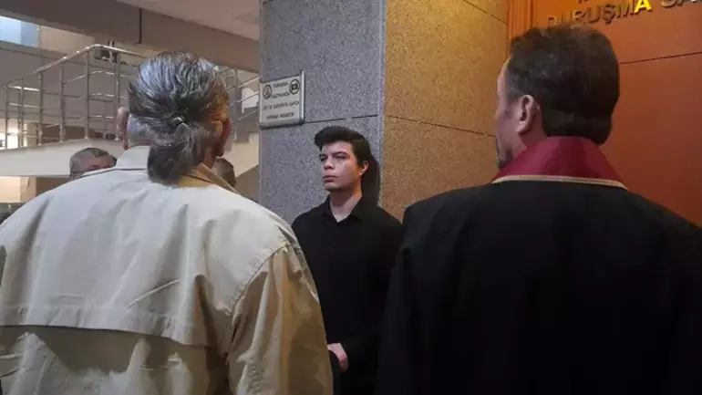 bpthaber's tweet photo. Ege Akersoy, 4 yıla kadar hapis istemiyle bugün hakim karşısına çıktı:

"Elinde yeşil üzerinde Arapça yazılı bayrak vardı. Suudi Arabistan bayrağı olabileceğini düşündüm. Bu olay öncesinde Suudi Arabistan’da oynanmak istenen Galatasaray-Fenerbahçe maçında ülkemizin kurucu önderinin isminin anılmasından ve İstiklal Marşının okutulmasından rahatsız olmalarından dolayı ben bu bayrağın Türkiye içinde dolandırılmasından rahatsız oldum. Ayrıca 12 askerimizin şehit olmasından dolayı ülkemizde sadece Türk bayrağı dalgalandırılması gerektiğini düşündüm. O gün tesadüfen denk geldiğim müştekiye 'Sen Türk değil misin? Şu an hassas zamanlardayız, şehitlerimiz varken Türk bayrağının taşınması daha doğru' dedim. O da 'Sanane istediğim bayrağı taşırım' dedi. Ardından bana doğru yaklaştığı sırada bana vuracağını düşünerek kendimi koruma dürtüsüyle kendisine bir kez yumruk attım. Pişmanım. Yaptığımın yanlış olduğunu biliyorum."

Ege Akersoy hakkında yurt dışı yasağının kaldırılmasına karar veren mahkeme, duruşmayı 19 Şubat'a erteledi.
